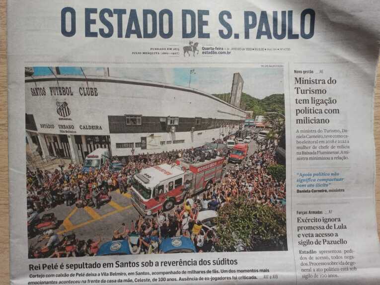 日の日刊紙「オ・エスタード・デ・サンパウロ」一面。ペレの棺を乗せた消防車がサントスのスタジアムを出たところ ©Hiroaki Sawada