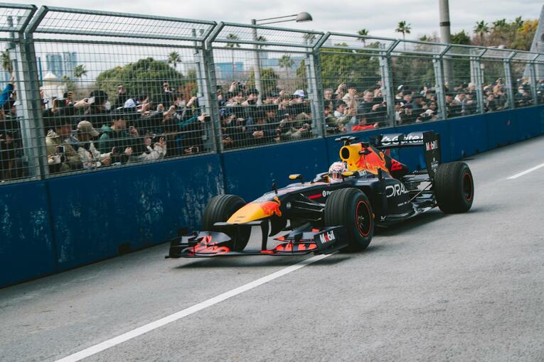 角田とレッドブルが東京・お台場で派手にデモランした『Red Bull Showrun x Powered by Honda』の模様　©Getty Images / Red Bull Content Pool