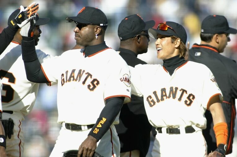 サンフランシスコ・ジャイアンツ時代に共闘したバリー・ボンズと新庄剛志（2002年） ／ photograph by Getty Images