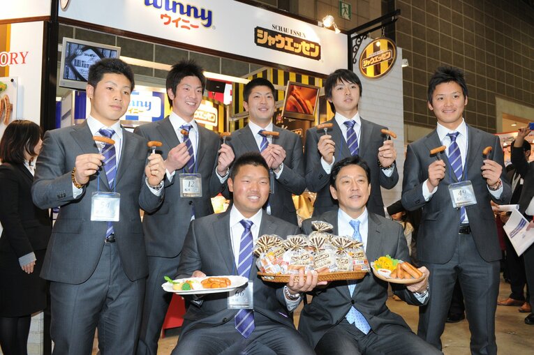 2012年1月、栗山英樹監督（前列右）と写真におさまる日本ハムの新入団選手たち（後列左から近藤健介、松本剛、森内壽春、上沢直之、石川慎吾、前列左は大嶋匠）　©︎SANKEI SHIMBUN