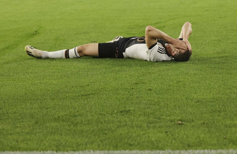 起き上がれないドイツ選手　©DPA/JIJI PRESS