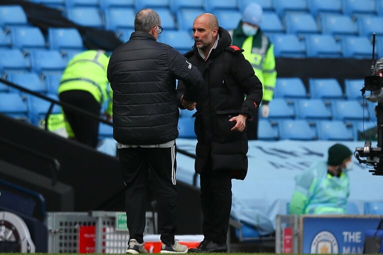 試合後、握手をして、この後抱擁を交わした2人の指揮官　(C)Getty Images