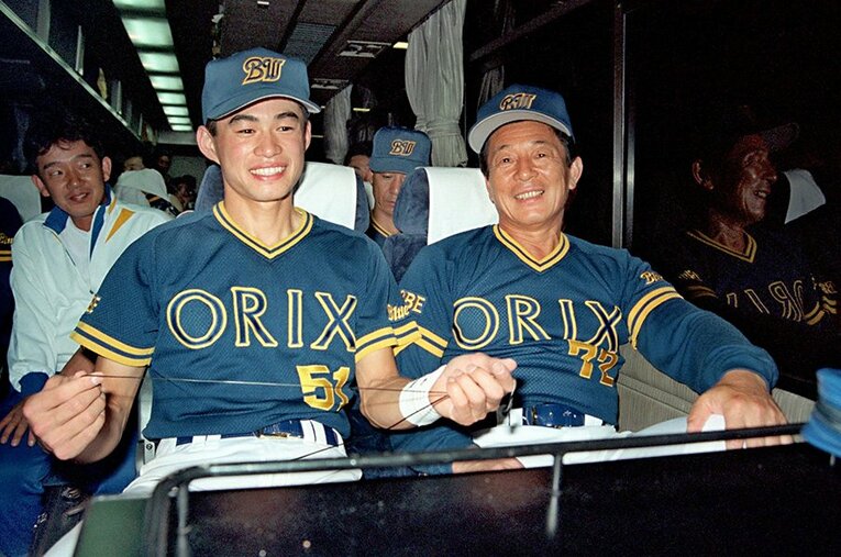 8回に逆転打を放ち、帰りのバスで仰木彬監督に祝福されるイチロー ／ photograph by Sankei Shimbun