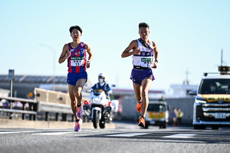 2区の1年生、佐藤圭汰は区間2位で主将・山野力へタスキを繋ぐ　©Nanae Suzuki