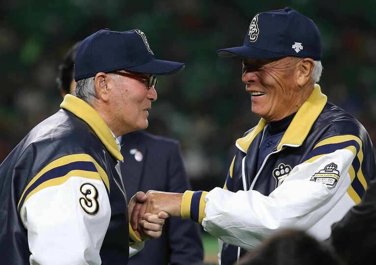 2016年の「名球会ベースボールフェスティバル」で長嶋茂雄（左）と握手する小山　©JIJI PRESS