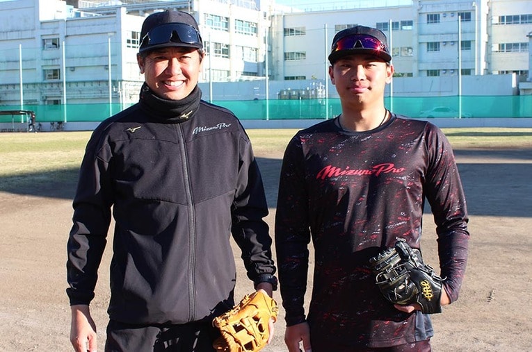 古畑和彦さん（左）と雄大の親子2人。松坂大輔からプレゼントされたグラブを手に、横浜へと入学する ／ photograph by Katsuharu Uchida
