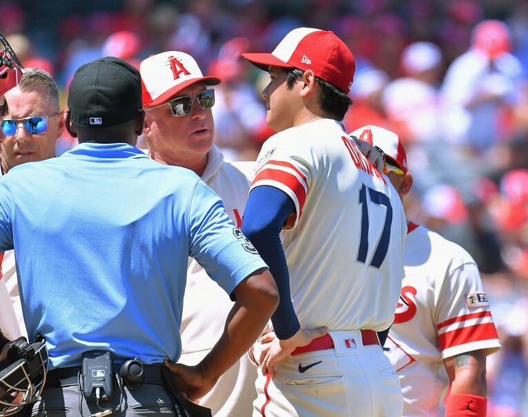 マウンド上でネビン監督と会話する大谷。この後降板　©JIJI PRESS