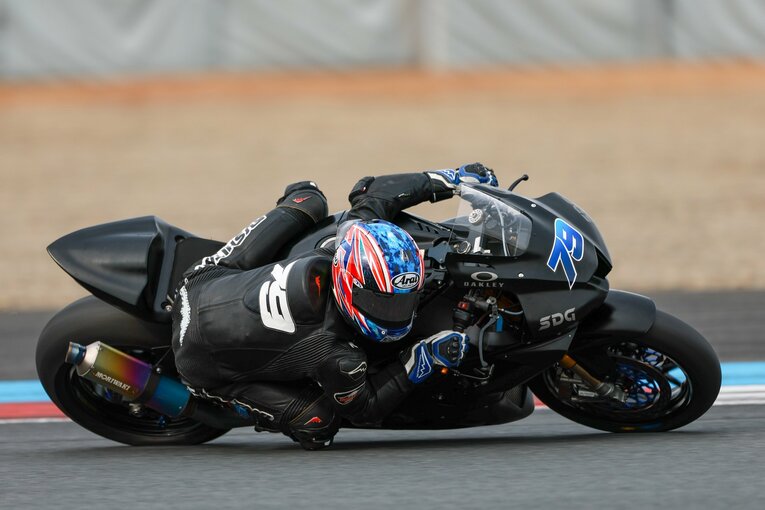 市販レーサーでもてぎのロードコースを走り込む小椋　©Satoshi Endo