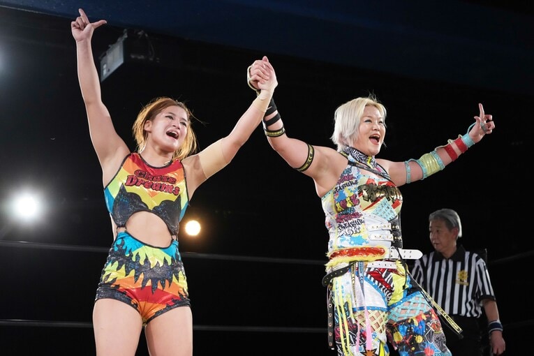 勝利を喜ぶ山岡聖怜と高橋奈七永　©Essei Hara