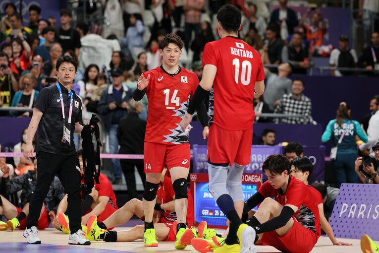 五輪初戦を終えて、石川祐希と言葉をかわす高橋健太郎　©︎Kaoru Watanabe/JMPA