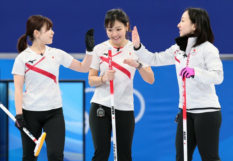 4連勝を決めた14日の中国戦。左から吉田夕梨花、吉田知那美、藤澤五月　©JIJI PRESS