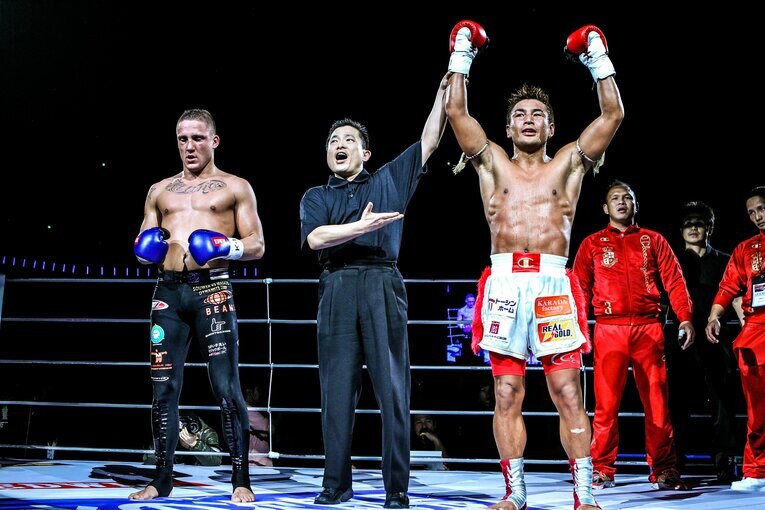 強敵相手に勝利し、引退の花道を飾った魔娑斗