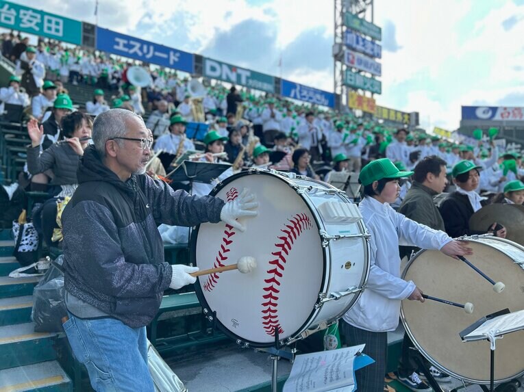 大人の助っ人が駆けつけた別海アルプスで一際目立っていたバスドラム。センバツのために新調したオリジナルデザイン ©Yukiko Umetsu