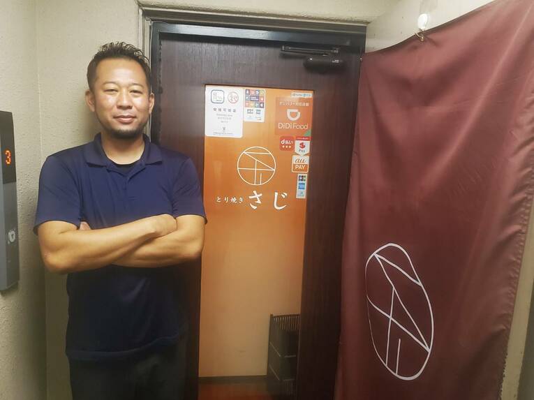 こじんまりとした店構えの「さじ」。野球グッズやサイン色紙などはあえて置いていないという　©︎Shunsaku Sakai