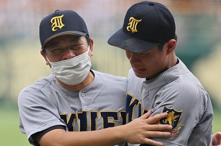 仙台育英の須江監督。「青春ってすごく密」との言葉が話題になっているが、それを体現するかのような指導だった　©Hideki Sugiyama