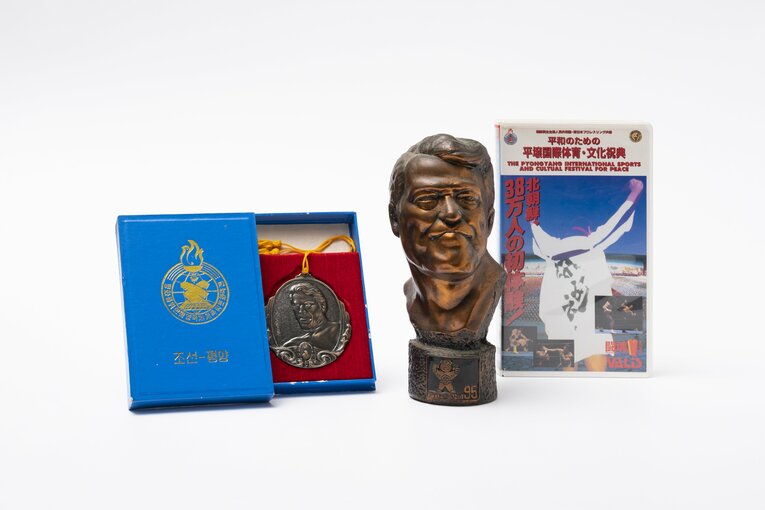 猪木のブロンズ像など大会記念グッズ、ビデオも販売された　筆者の長谷川晶一氏が所有