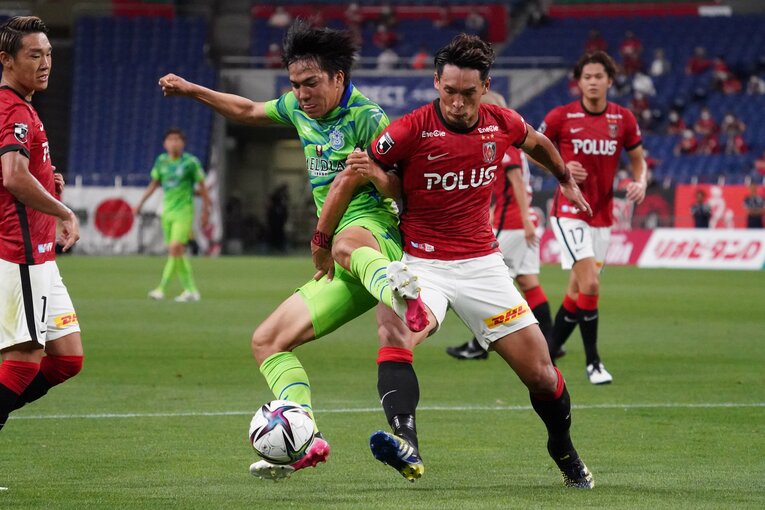 0対3で勝利した第18節の浦和レッズ戦で、槙野智章とデュエルする田中　©Getty Images