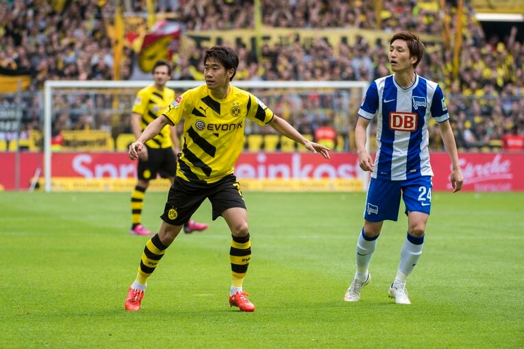 ドルトムント香川真司とマッチアップするヘルタ・ベルリン時代の原口元気（2015年）　©︎Takuya Sugiyama