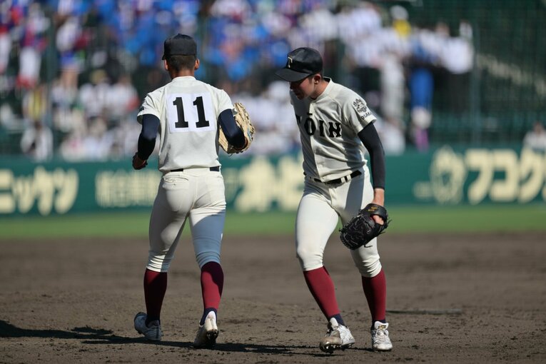 西谷監督が動く。大阪桐蔭は5回裏から別所孝亮に代わり前田悠伍がマウンドに　©Hideki Sugiyama