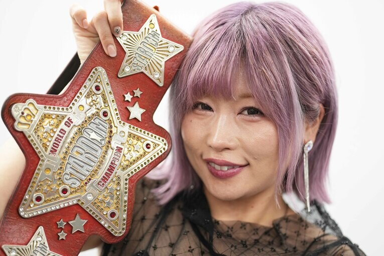 赤いベルトを手に取材に応じる中野たむ　©Essei Hara