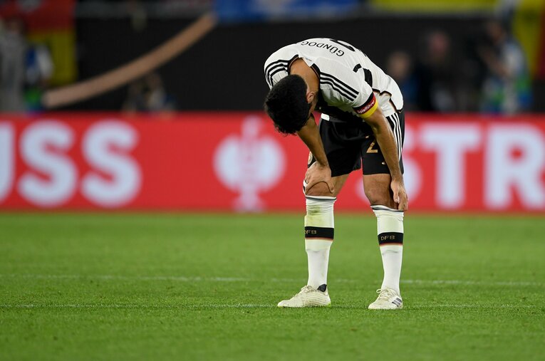 肩を落とす主将・ギュンドガン　©DPA/JIJI PRESS