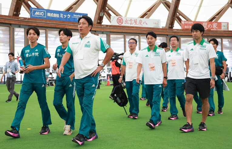 閉会式を終え、引き揚げる青学大の原監督と選手たち　©JIJI PRESS