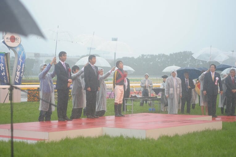雨の中で行われたダービーの表彰式　©Naoya Sanuki