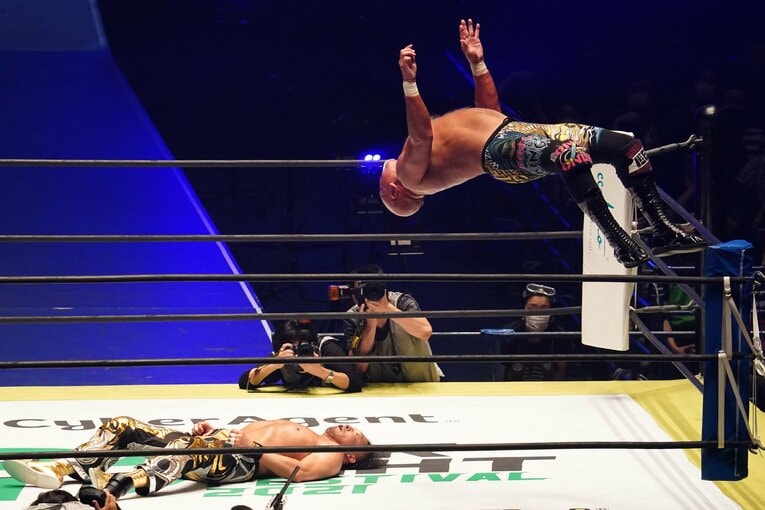 王座陥落でも…武藤敬司が“禁断のムーンサルト”の封印を解いたワケ「オレにはオレのノアより長い歴史がある」(2)