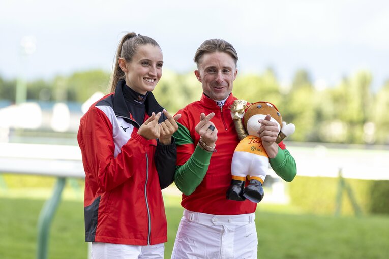 日本初騎乗4戦目で勝利を挙げたバシュロ。恋人のパコー（左）と一緒に「キュンです」ポーズ ／ photograph by photostud