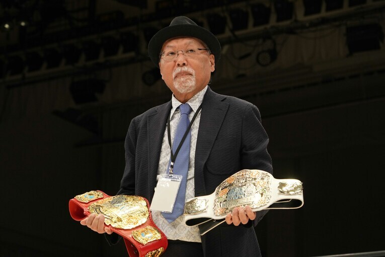 マリーゴールドの赤いベルトと白いベルトを披露するロッシー小川　©Essei Hara