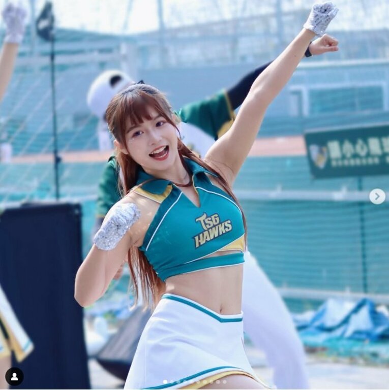 「日本でも大人気…中には韓流アイドルも！」小野寺の所属する台鋼ホークス・チアリーダーたち／公式インスタグラムより