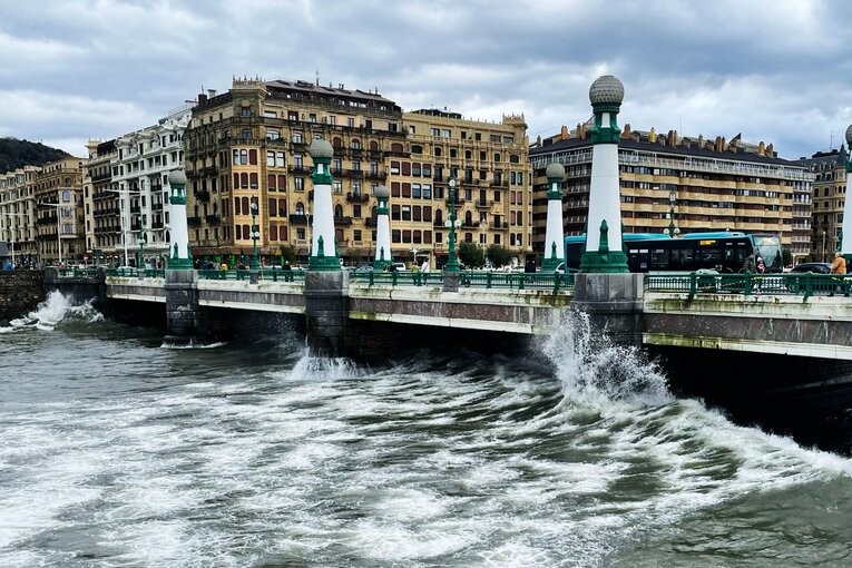 市内に向かって逆流する大波　©Daisuke Nakashima
