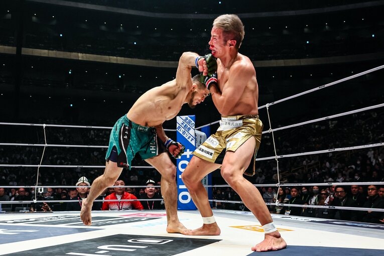 2ラウンド、シェイドゥラエフの右オーバーハンドで血しぶきが舞う　©RIZIN FF Susumu Nagao