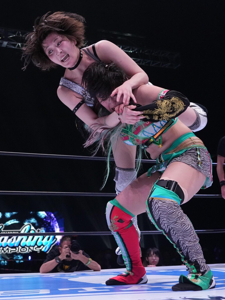 安納サオリvs.壮麗亜美　©Essei Hara