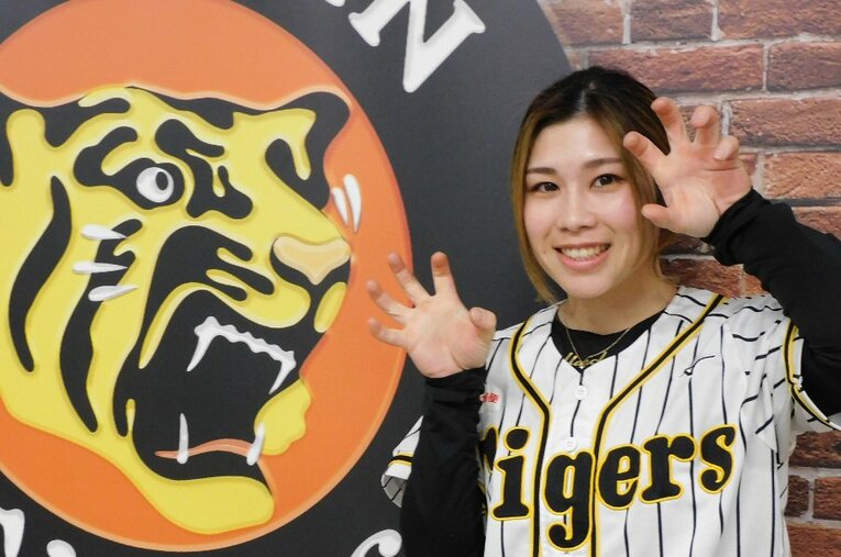 虎ポーズで… ／ photograph by Haruka Sato