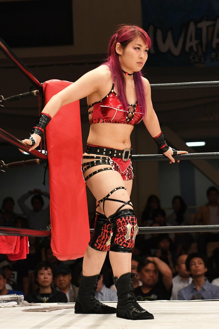 コーナーに立つ紫雷イオ。2017年6月21日、後楽園ホール　©Essei Hara