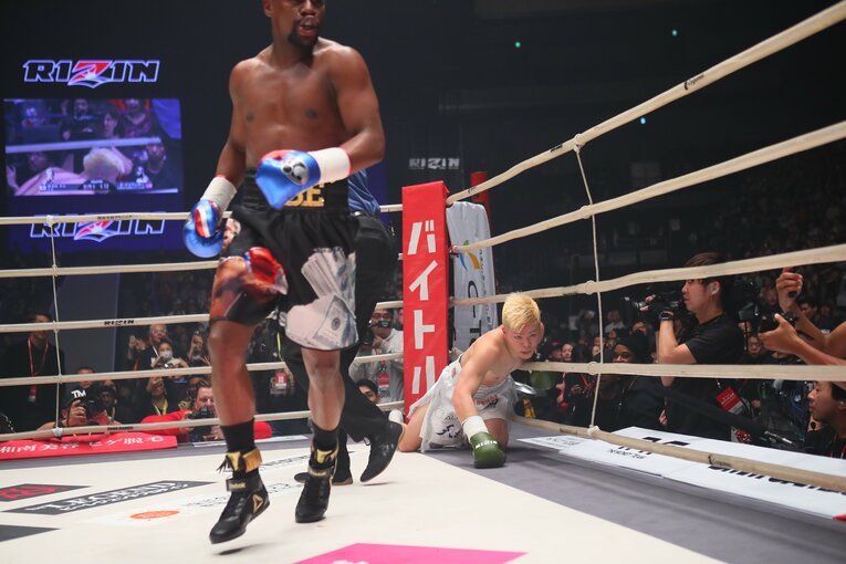 2018年大晦日、フロイド・メイウェザー・ジュニアとエキシビションで対戦　©RIZIN FF