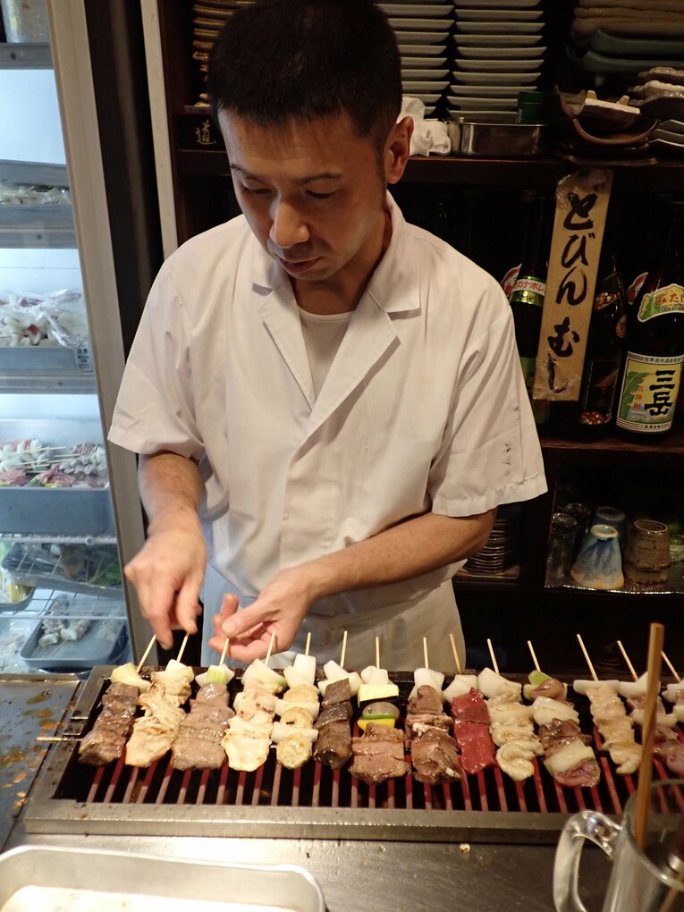 こまめに焼き上げるこの道27年の職人　©Essei Hara