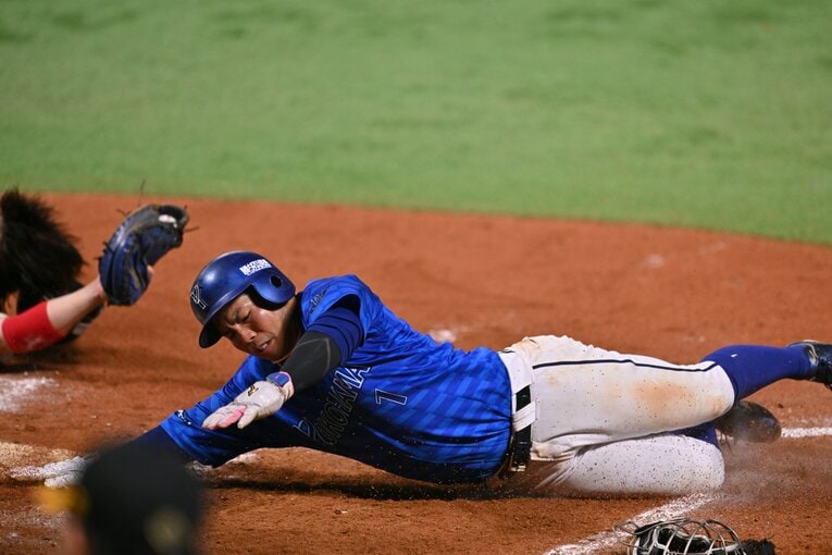 日本シリーズ第4戦、桑原将志はオースティンの安打でホームを狙うもタッチアウト　©Hideki Sugiyama