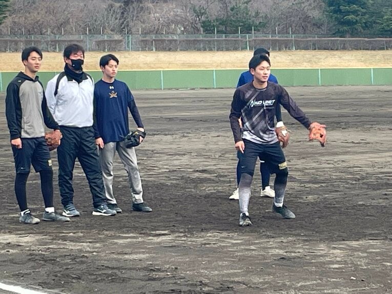 選手に話しかける佐藤監督　©Hideaki Ujihara