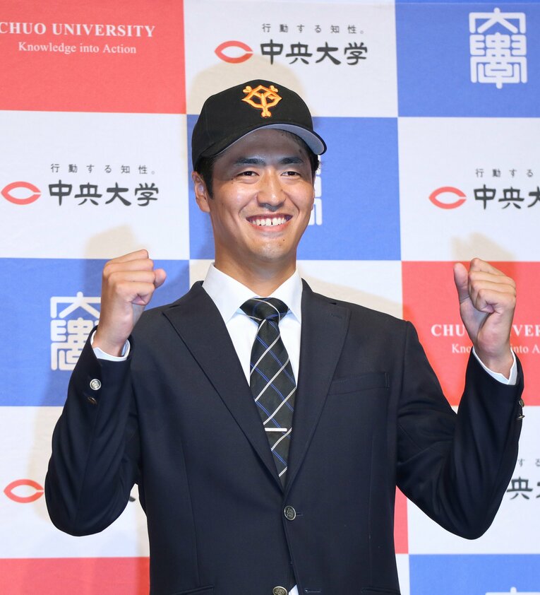 巨人・阿部慎之助監督が引き当てた西舘勇陽　©JIJI PRESS