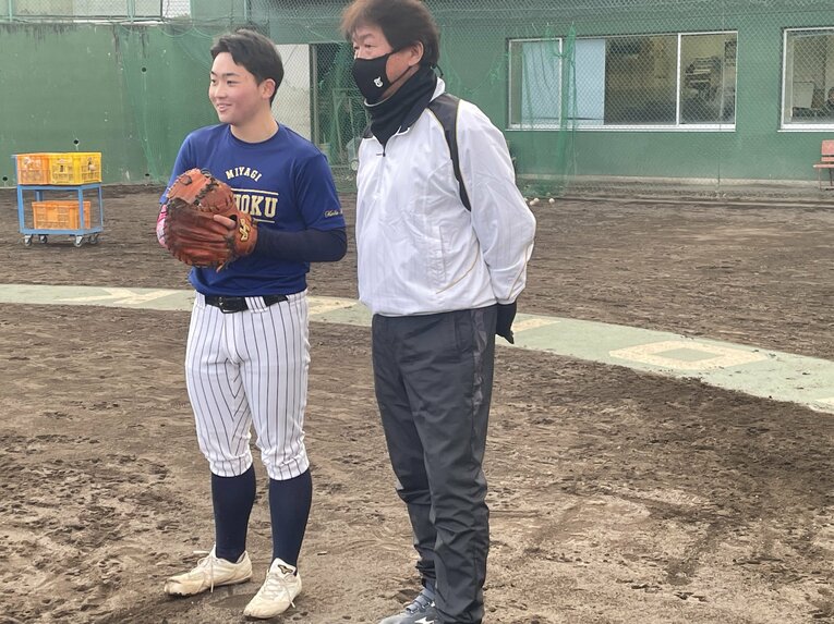 選手に話しかける佐藤監督。アドバイスも「さりげなさ」が目立つ　©Hideaki Ujihara