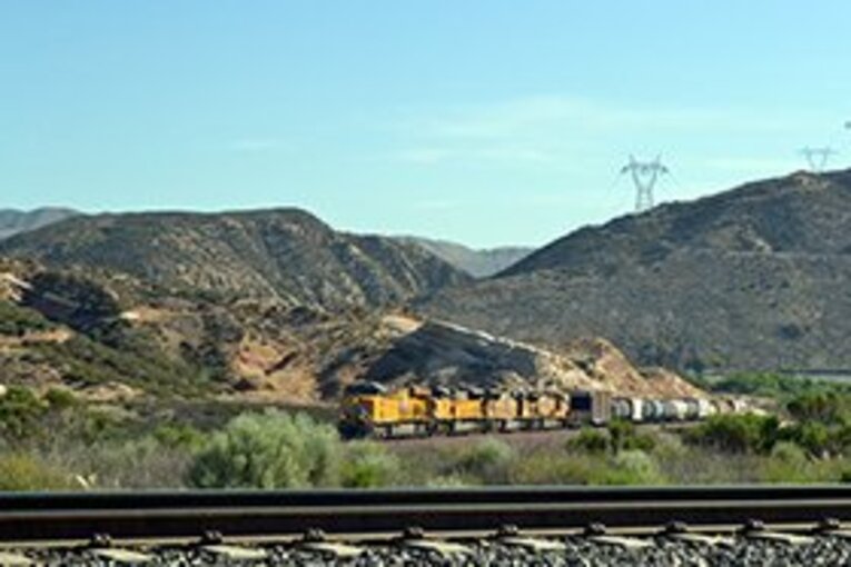 トレイルは線路も跨いでいく。