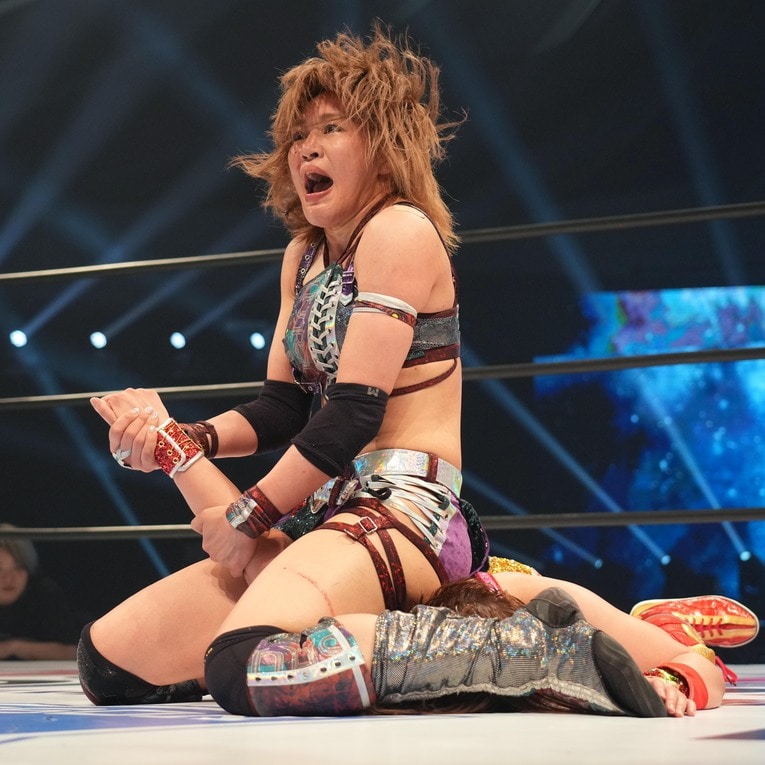 腕固めでSareeeを攻める朱里　©Essei Hara