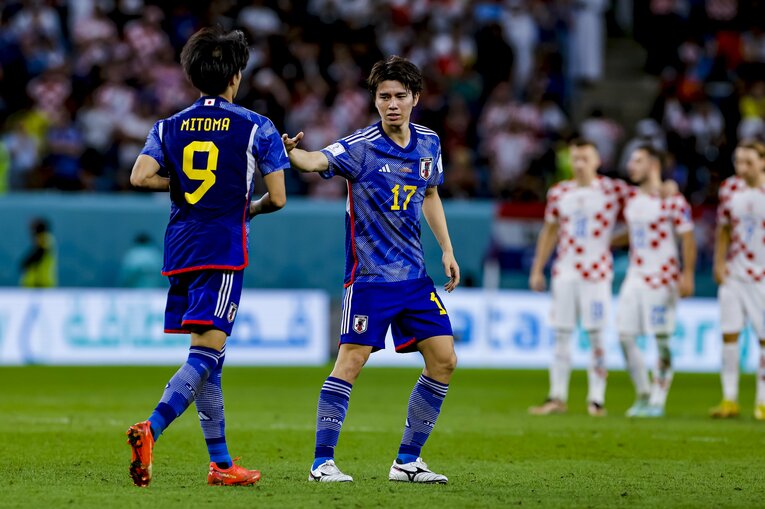 三笘を迎える田中碧　©Kiichi Matsumoto/JMPA