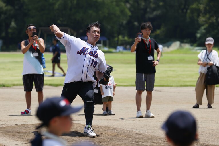 子供たちの前でピッチングを披露する五十嵐　©︎Shigeki Yamamoto