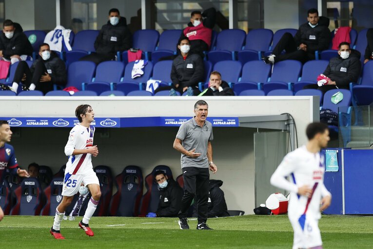 乾貴士が神トラップ＆岡崎慎司に友情の平手打ち!? 武藤嘉紀との“ロシアW杯組”3ショット写真も(8)