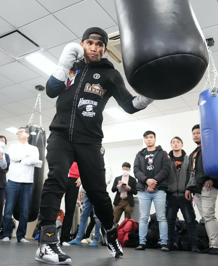 サンドバッグにパンチを打ち込むタパレス　©Naoki Fukuda