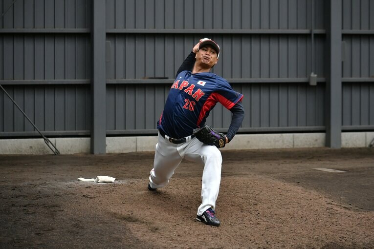ブルペンで投球する宇田川　©Hideki Sugiyama