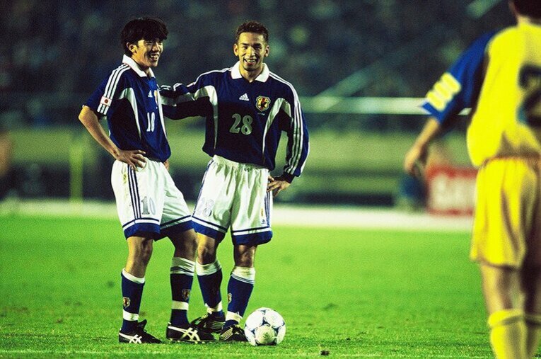 シドニー五輪予選のFKでニコニコ会話する中村俊輔＆中田英寿 ／ photograph by Kazuaki Nishiyama